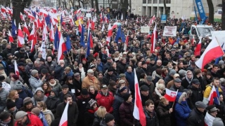 Zeci de mii de persoane au protestat la Varșovia contra reformei învățământului