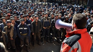 Minerii protestează în curtea Complexului Energetic Hunedoara