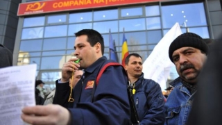 Angajații din Poșta Română continuă protestul