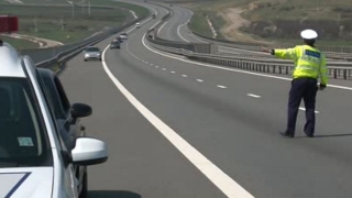 Şofer prins pe autostradă conducând cu 202 de kilometri pe oră
