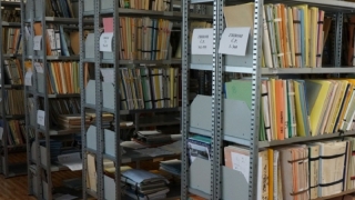 Cele mai eficiente sisteme de rafturi metalice pentru arhivare în instituții, unități comerciale și industriale