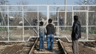 Sute de imigranți părăsesc tabăra de la Idomeni