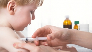 Refuzul părinţilor de a vaccina copilul îi poate aduce în faţa instanţei