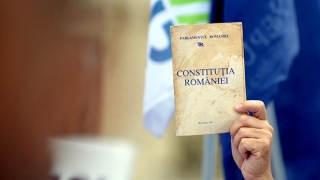 Românii dau mai mulți bani pe Constituţie decât pe normele europene