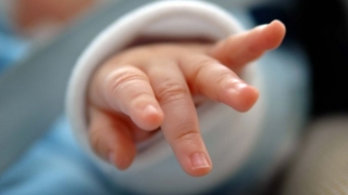 Un bebeluş de opt luni suspect de rujeolă a murit la spital