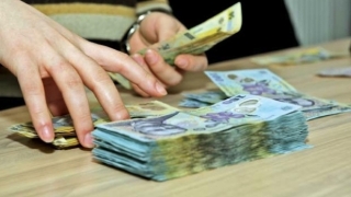 Legea despre majorările de salarii, așteptată la promulgare de Iohannis