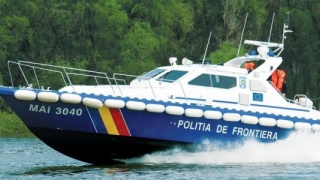 Opt migranţi care au trecut Dunărea cu o barcă au fost prinşi de poliţiştii de frontieră