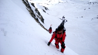 Salvamontiștii au reluat căutările celor doi copii alpiniști, morți în avalanșa de pe Retezat