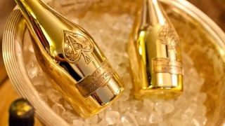 Nicio şampanie de 100000 euro nu apare pe casa de marcat în cluburile din Mamaia
