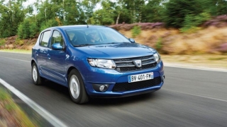 Dacia Sandero - „Pentru 8.200 euro primiţi plafon, uşi şi un fel de motor“
