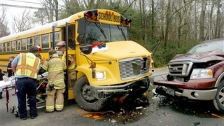Patru persoane rănite, după ce un autocar școlar s-a ciocnit cu un autovehicul în SUA