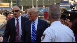Donald Trump, scos de pe scenă de bodyguarzi, în timpul unui miting electoral