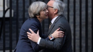 Dineu de lucru „indigest“ pentru Theresa May și Jean-Claude Juncker