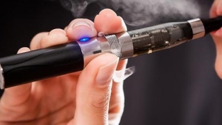Senatorii au respins interzicerea ţigărilor electronice în spaţii publice