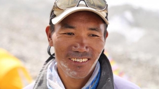Record mondial! Un şerpaş nepalez va escalada pentru a 22-a oară Everestul!