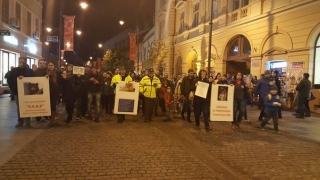 Aproximativ 100 de oameni au protestat în Sibiu față de uciderea ursului