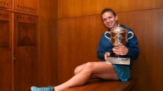 Învingătoarea de la Roland Garros a adus trofeul în țară