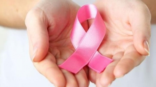 Simptomul cancerului la sân pe care toate femeile îl ignoră