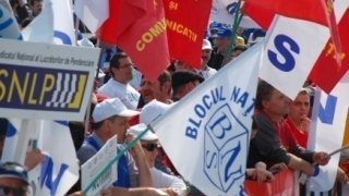 Sute de sindicaliști protestează în fața Palatului Cotroceni