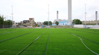 Se montează noul gazon sintetic pe terenul Complexului Sportiv din strada Primăverii