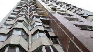 Un bărbat a amenințat că se va arunca de pe un bloc din București