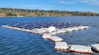 Sistem plutitor de panouri fotovoltaice construit în premieră în Portul Constanța