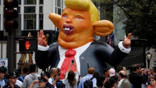 Trump, primit la New York cu un șobolan gonflabil uriaș care-I seamănă