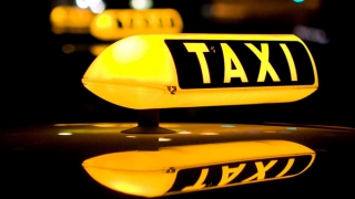 Un taximetrist a furat bagajul unei pasagere bolnave de cancer