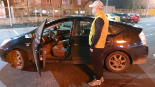 Șofer cu permisul suspendat pentru băutură, prins băut la volan, după ce a lovit o mașină parcată