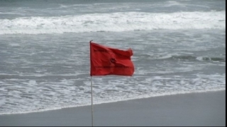 Steag roșu pe litoral. Scăldatul interzis!
