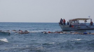 Sute de migranți, salvați în largul coastelor spaniole. Multe ambarcațiuni, încă în derivă