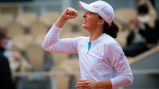 La 19 ani, poloneza Iga Swiatek a câştigat trofeul la Roland Garros
