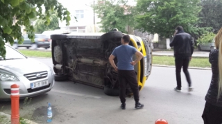 Răsturnare spectaculoasă a unui taxi pe bulevardul Mamaia!