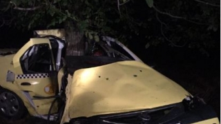 Accident teribil! Un taxi, strivit de un copac, între Viișoara și Deleni
