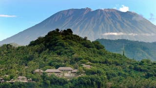 Și-au părăsit locuințele de teama erupției vulcanului Agung