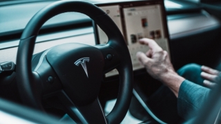 Tesla va rechema la service aproape jumătate de milion de maşini electrice