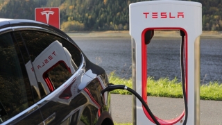 Tesla nu va începe producția germană de baterii în masă înainte de 2024