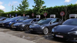 Tesla intenţionează să îşi producă propriile baterii destinate automobilelor electrice