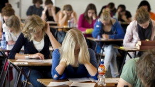 Peste 450.000 de elevi vor susține luni simularea examenelor naționale