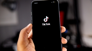 Comisia Europeană interzice TikTok pe telefoanele personalului său, din motive de securitate