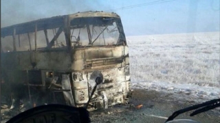 Tragedie! Zeci de persoane au murit după ce un autobuz a luat foc