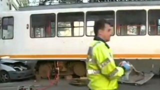 Două persoane rănite când un tramvai a lovit un autoturism