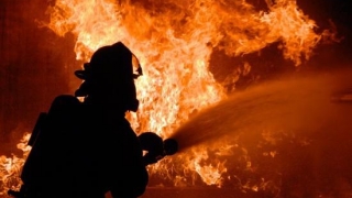 Doi copii au ars de vii după ce casa unei familii cu 12 persoane a luat foc