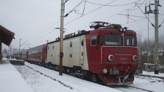 Traficul pe reţeaua feroviară se desfăşoară în condiţii de iarnă