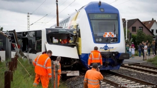 Cel puțin zece răniți, după ce un tren a intrat în coliziune cu un autobuz, în Germania