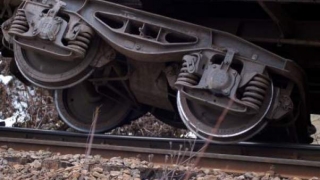 Un tren care transporta substanțe toxice a deraiat