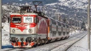 Circulaţia trenurilor se desfășoară în condiții de iarnă