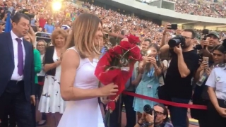Trofeul de la Wimbledon, prezentat de Simona Halep în faţa a mii de români