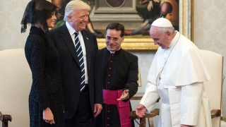 Trump, criticat de doi apropiați ai papei