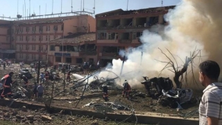 Un mort şi 10 răniţi, după ce o maşină-capcană a explodat în estul Turciei